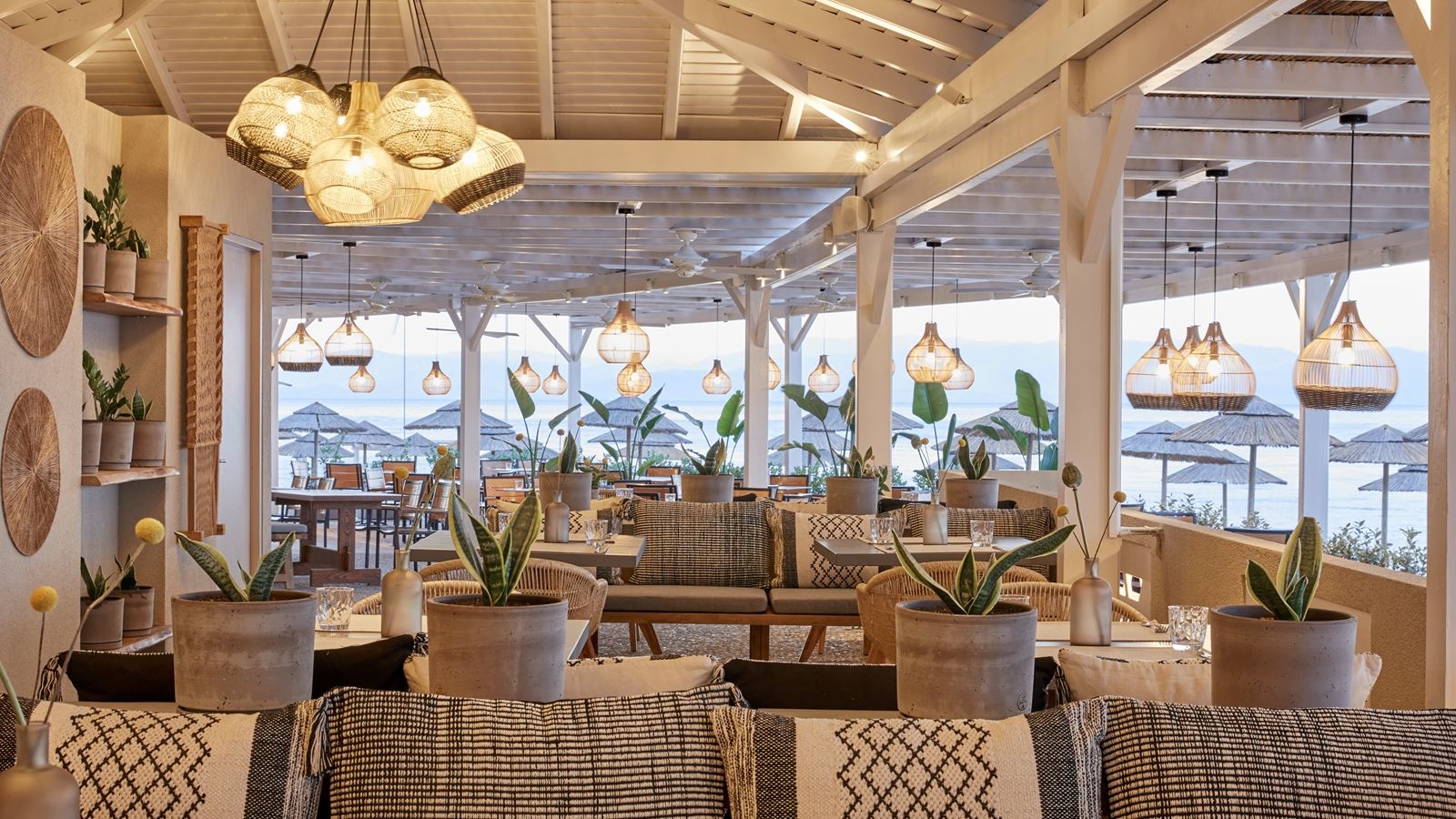 restaurants-deck-bar--grill