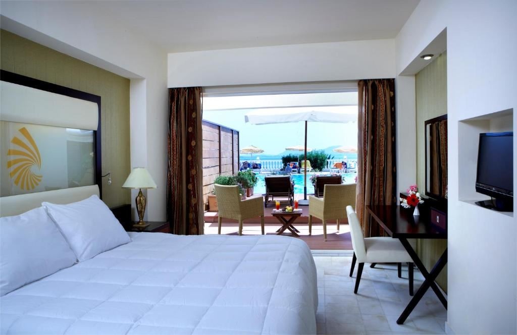 rooms-suite-pool-front