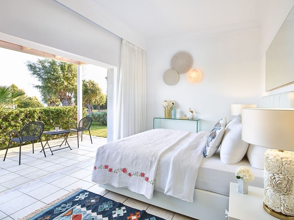 rooms-lux-me-family-bungalow-poolside