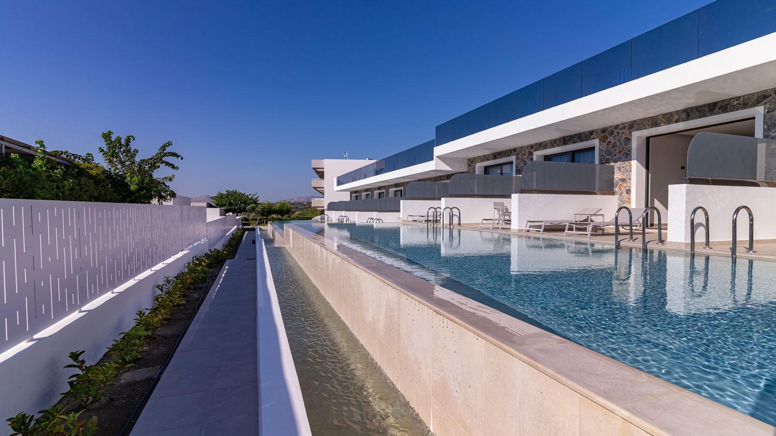 rooms-suite-sharing-pool