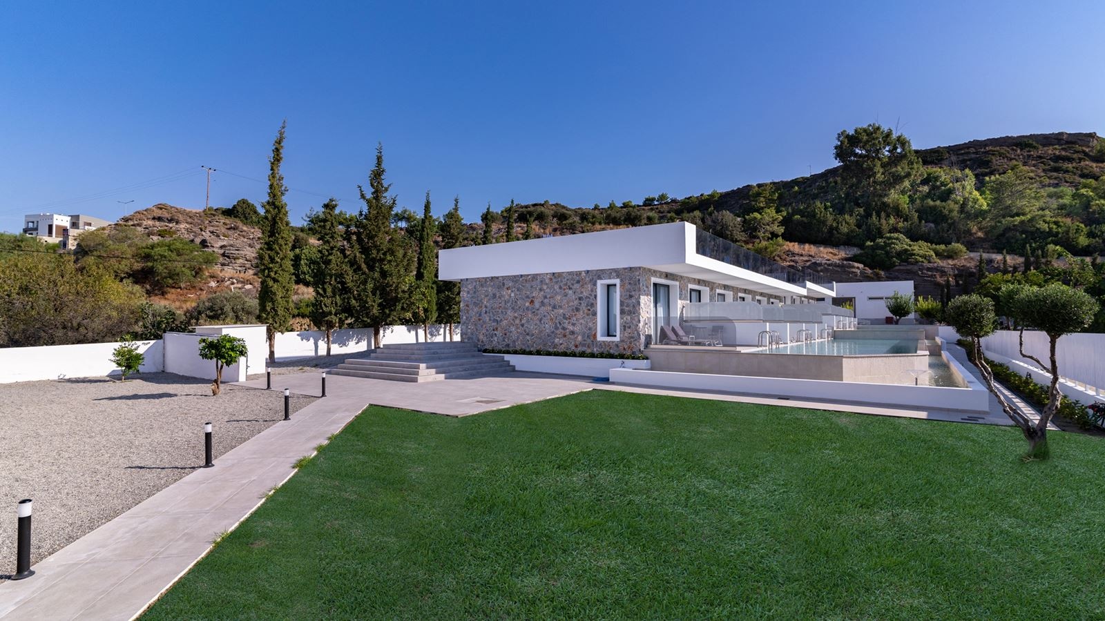 rooms-suite-sharing-pool