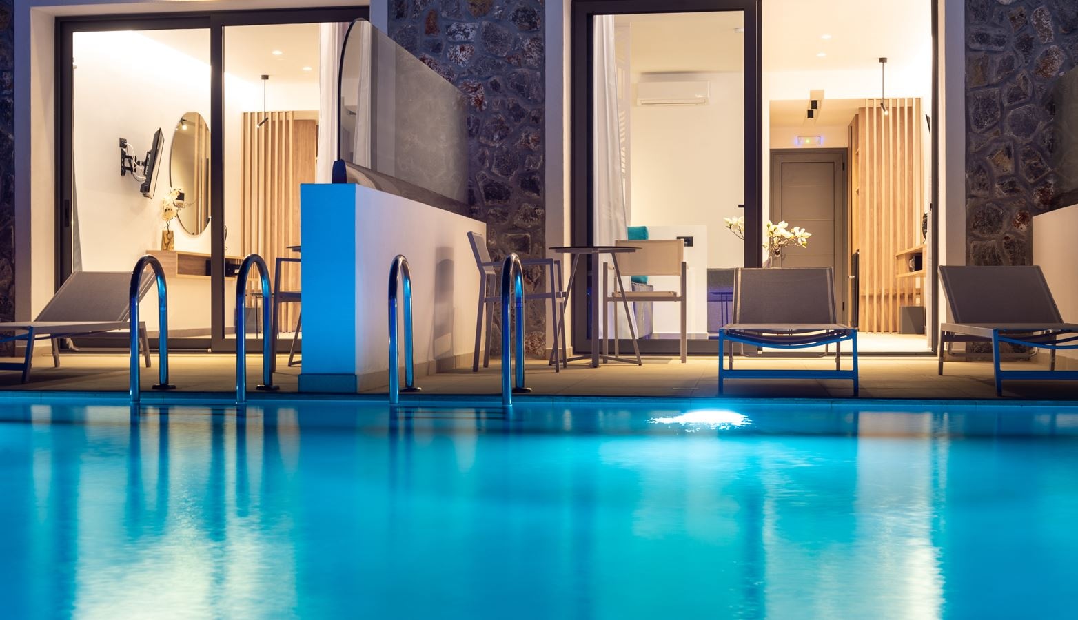 rooms-suite-sharing-pool