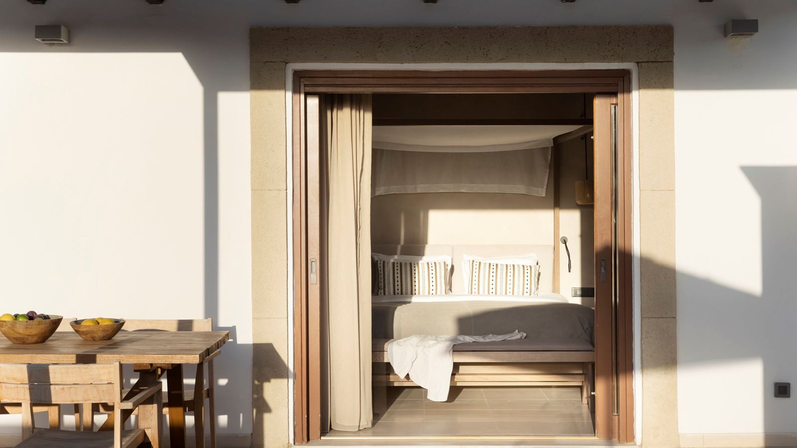 rooms-tropical-bungalow-open-plan-suite-with-outdoor-jacuzzi