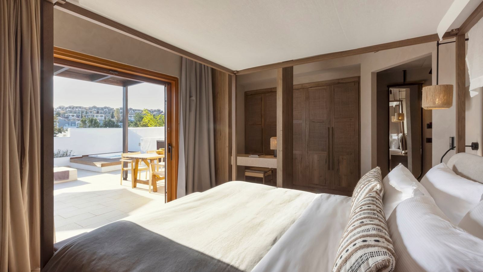 rooms-tropical-bungalow-open-plan-suite-with-outdoor-jacuzzi