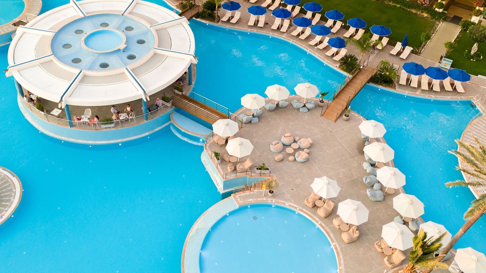 restaurants-rotonda-pool-bar