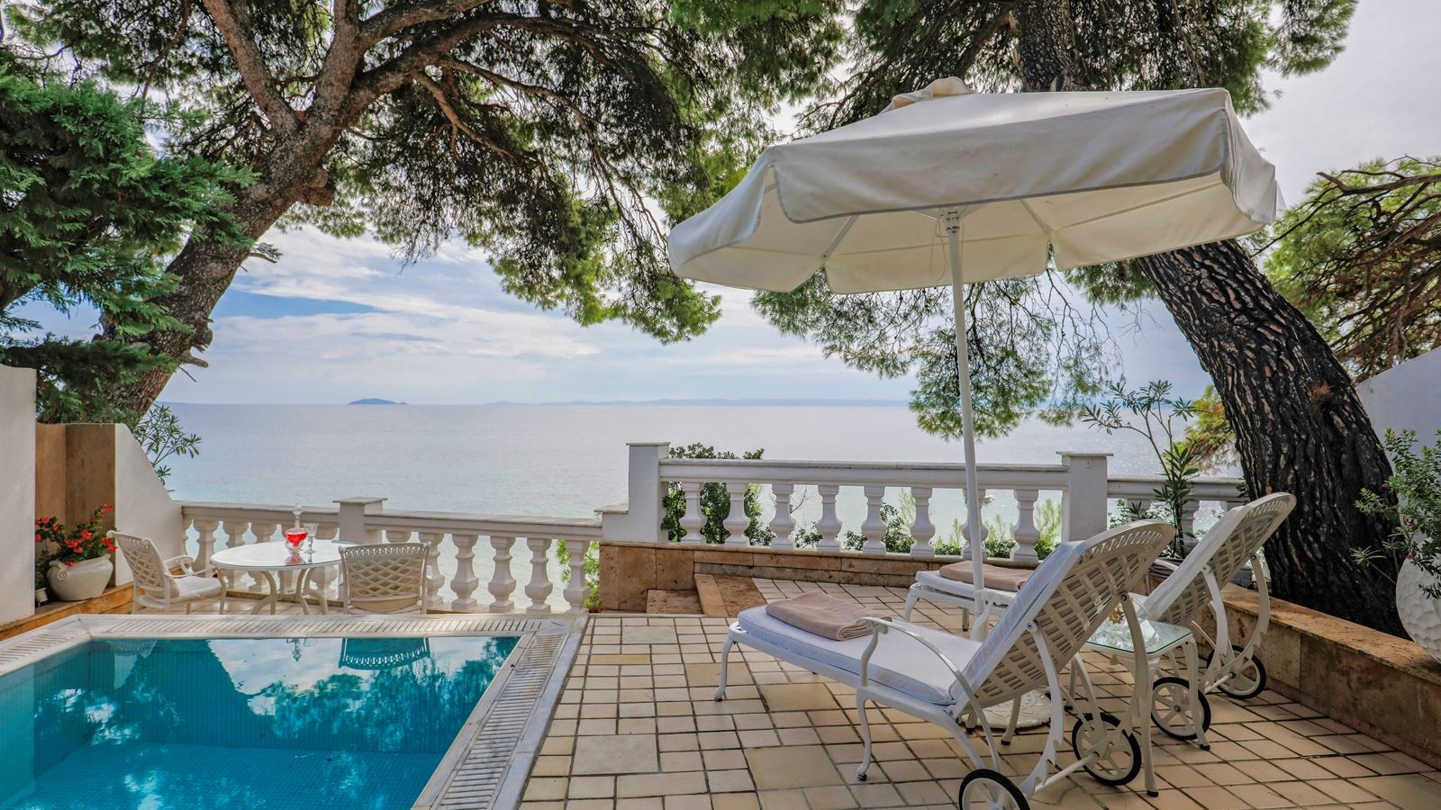 rooms-honeymoon-executive-pool-suite-sea-view