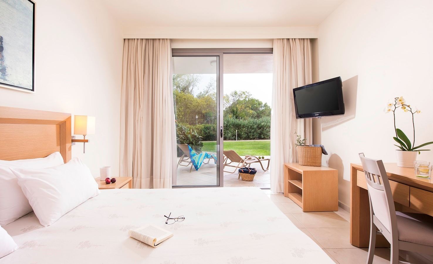 rooms-family-suite-with-garden-access