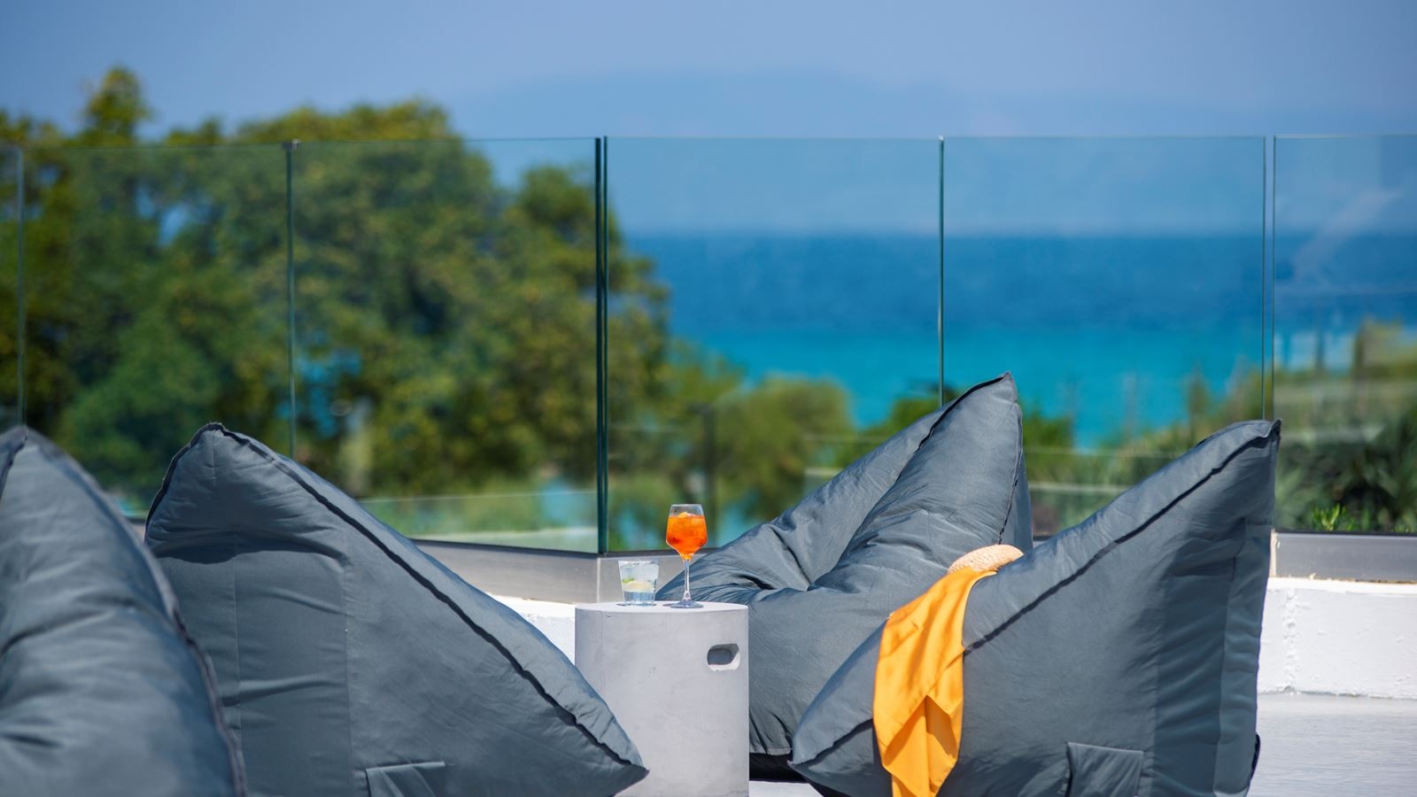 restaurants-oasis-pool-bar