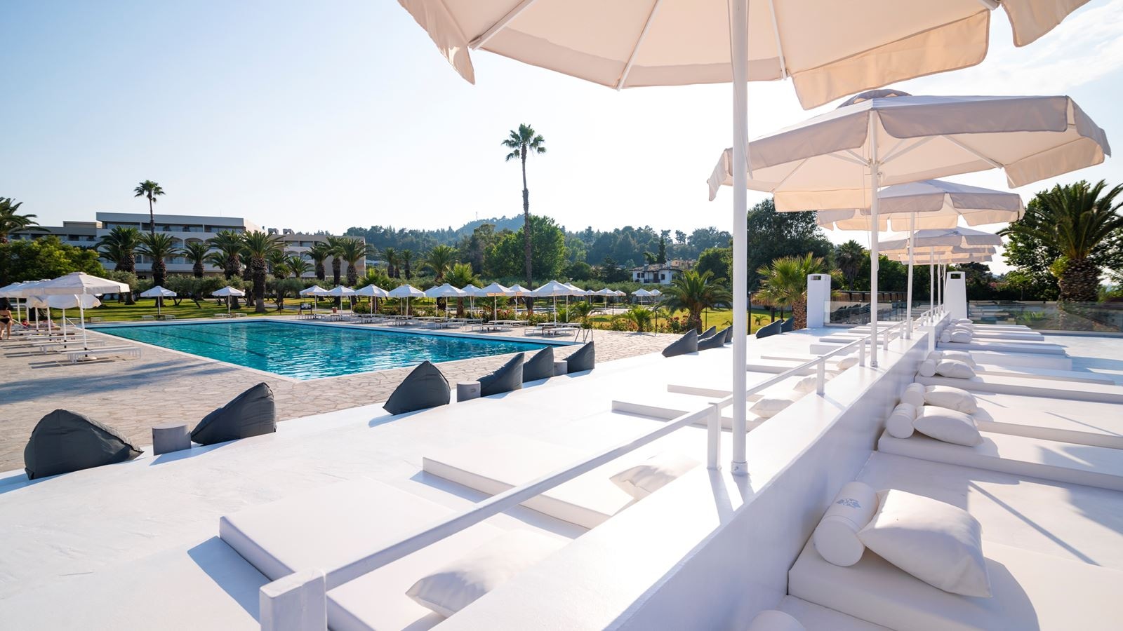 restaurants-oasis-pool-bar