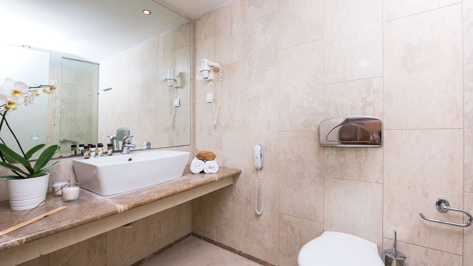 rooms-deluxe-room-side-sea-view