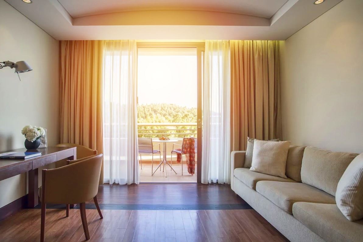 rooms-family-room-golf-view