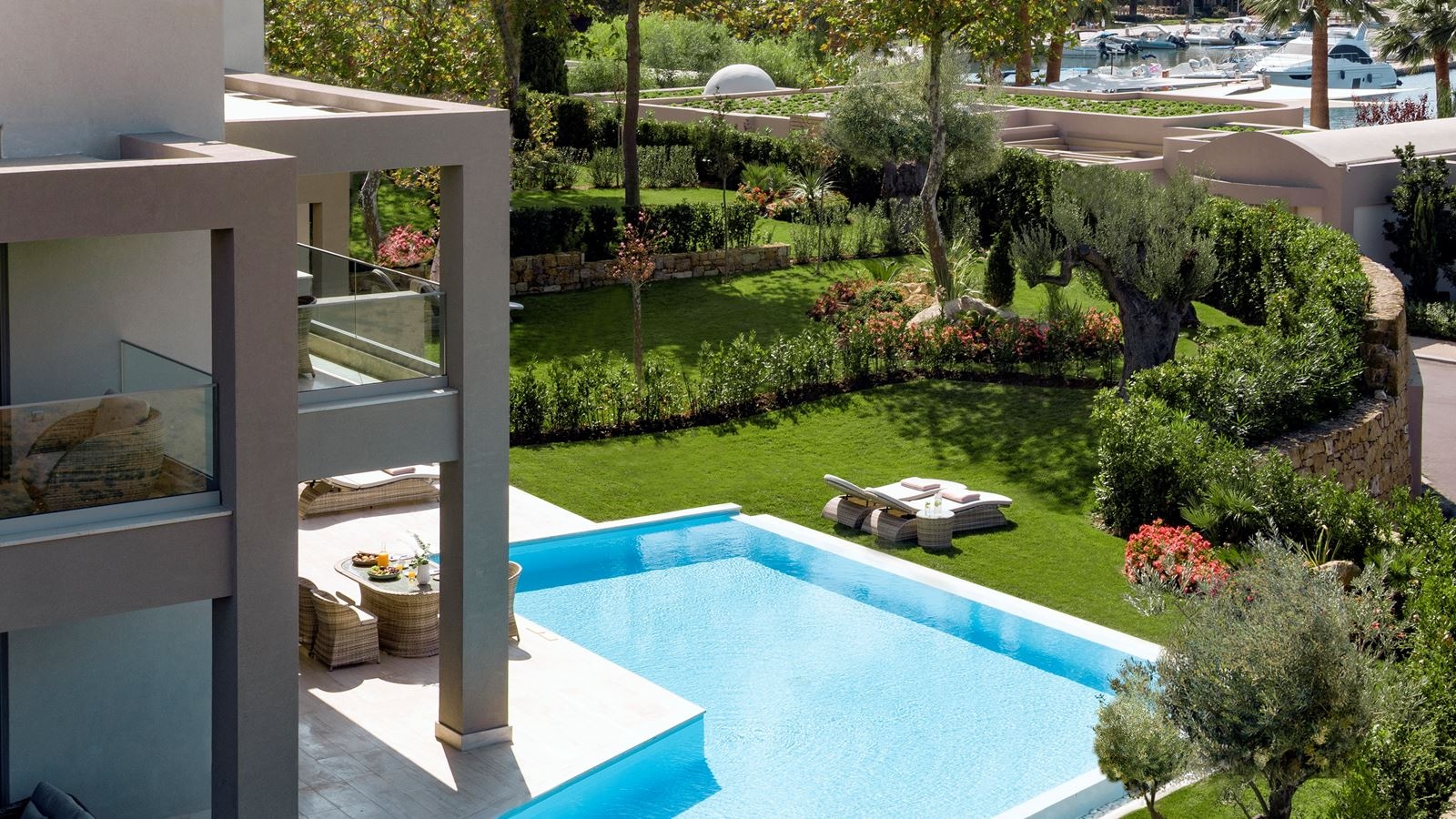 rooms-three-bedroom-family-suite-with-private-pool-garden-view