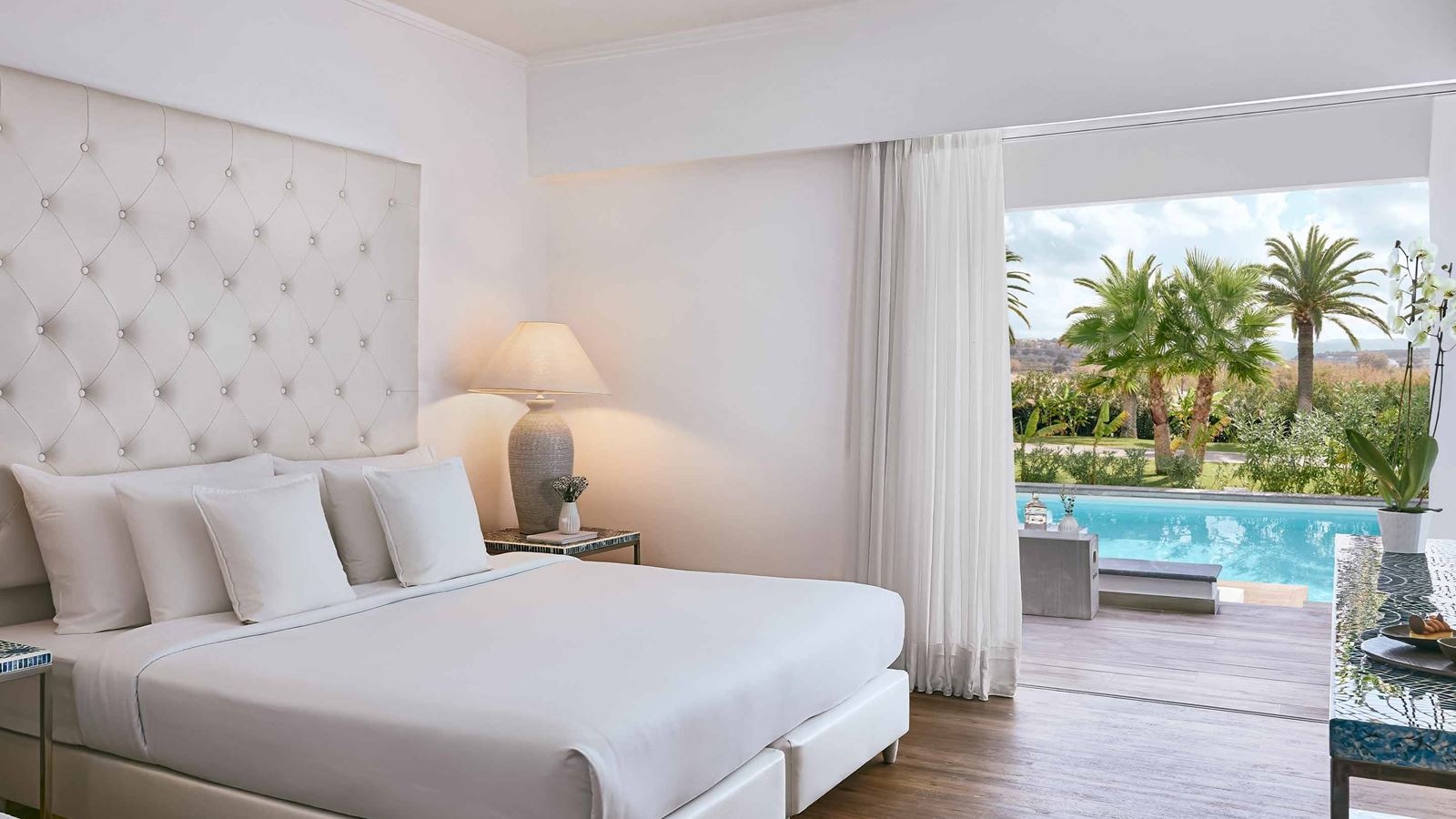 rooms-swim-up-white-room