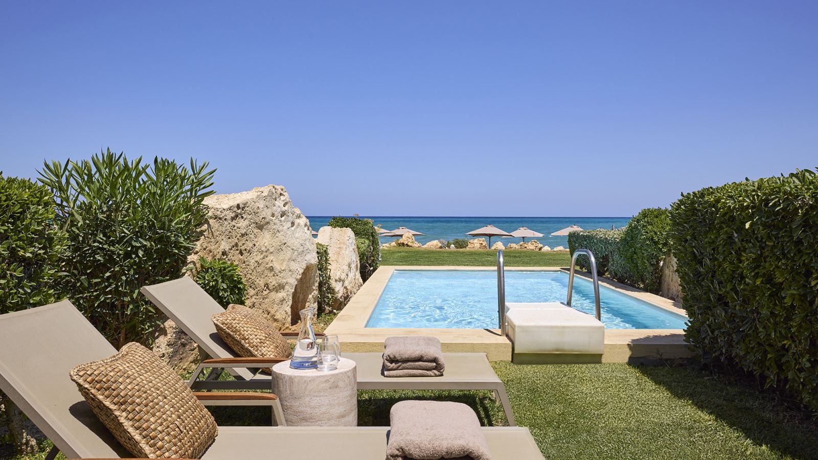 rooms-villa-2-bedrooms-beachfront-private-pool-mythica