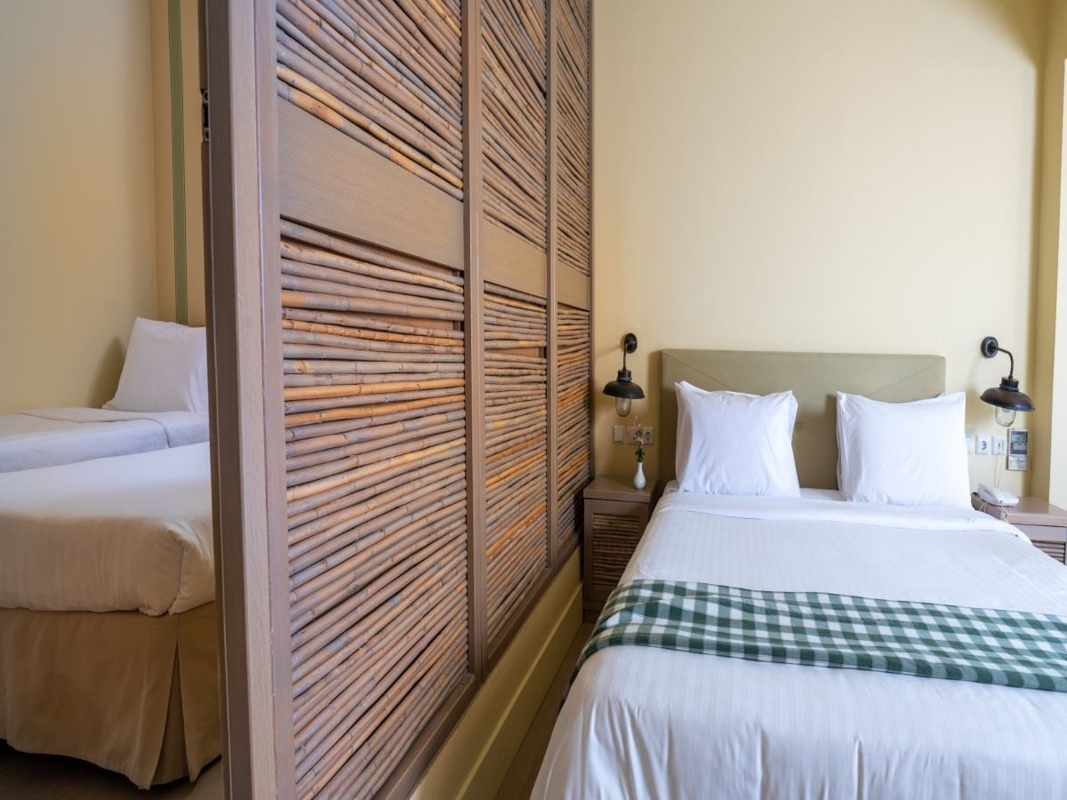 rooms-deluxe-1-broom-suite-sea-view-main-building