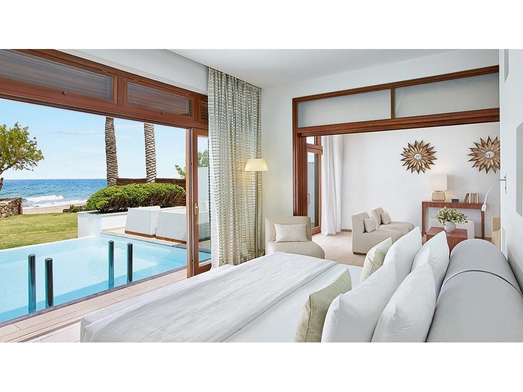 rooms-villa-junior-presidential-sea-front-with-private-heated-pool-garden