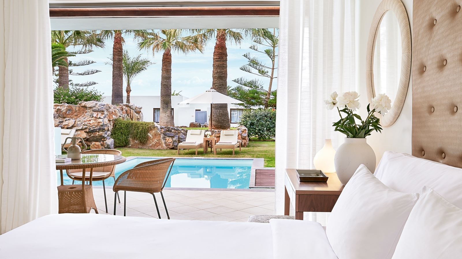 rooms-swim-up-family-suite-with-garden