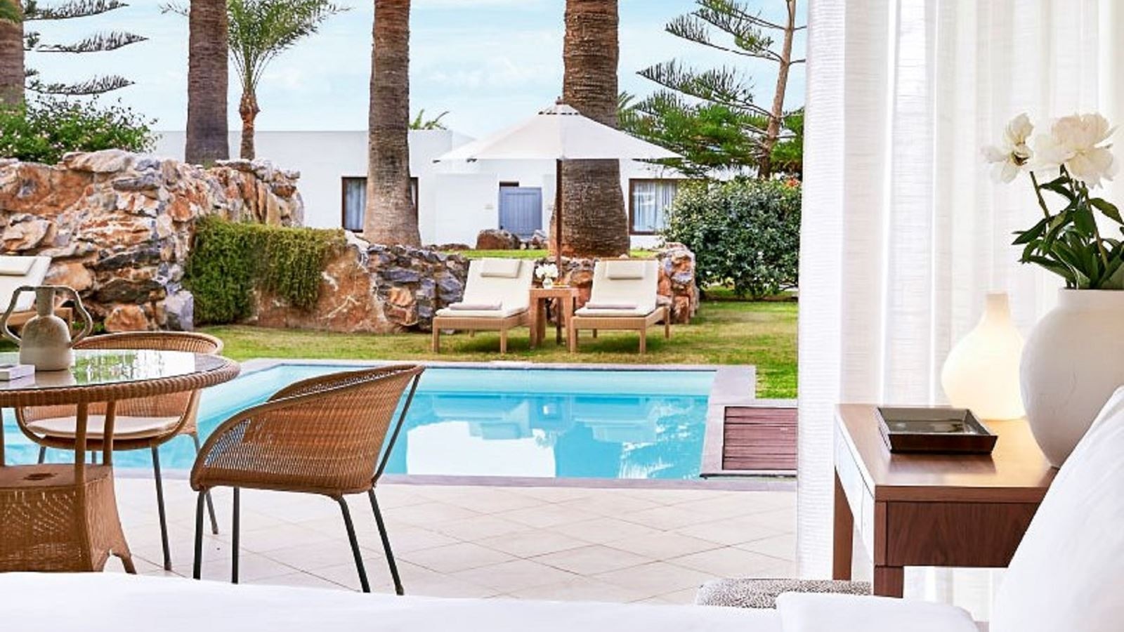 rooms-guest-room-superior-private-pool-and-garden