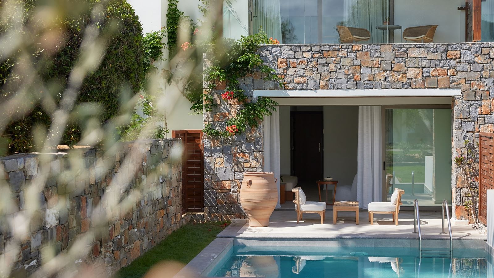 rooms-2bedroom-family-suite-garden-view-private-pool