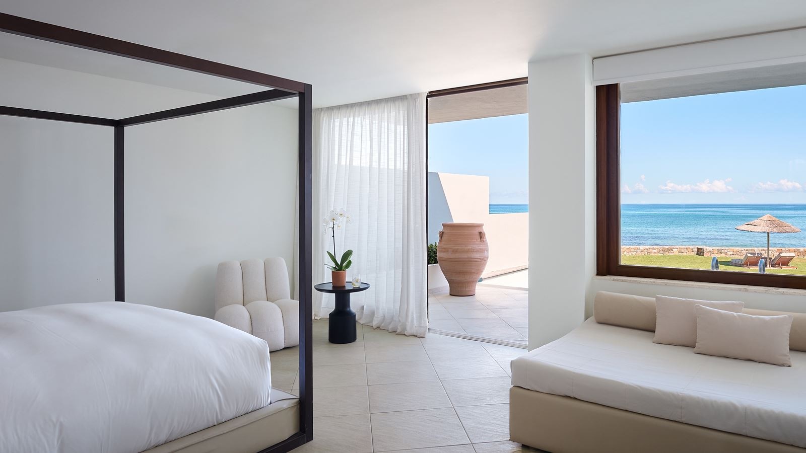 rooms-junior-bungalow-suite-deluxe-sea-view-heated--private-pool