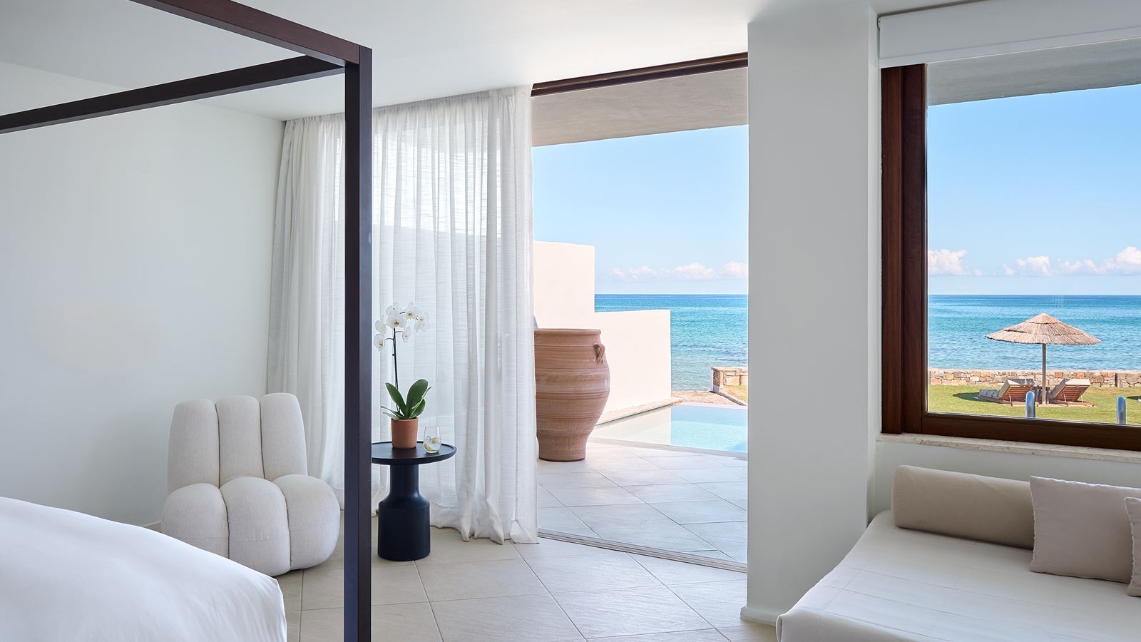 rooms-junior-bungalow-suite-deluxe-sea-view-heated--private-pool