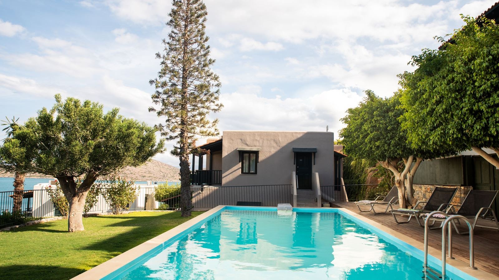 rooms-bungalow-sharing-pool-garden-view