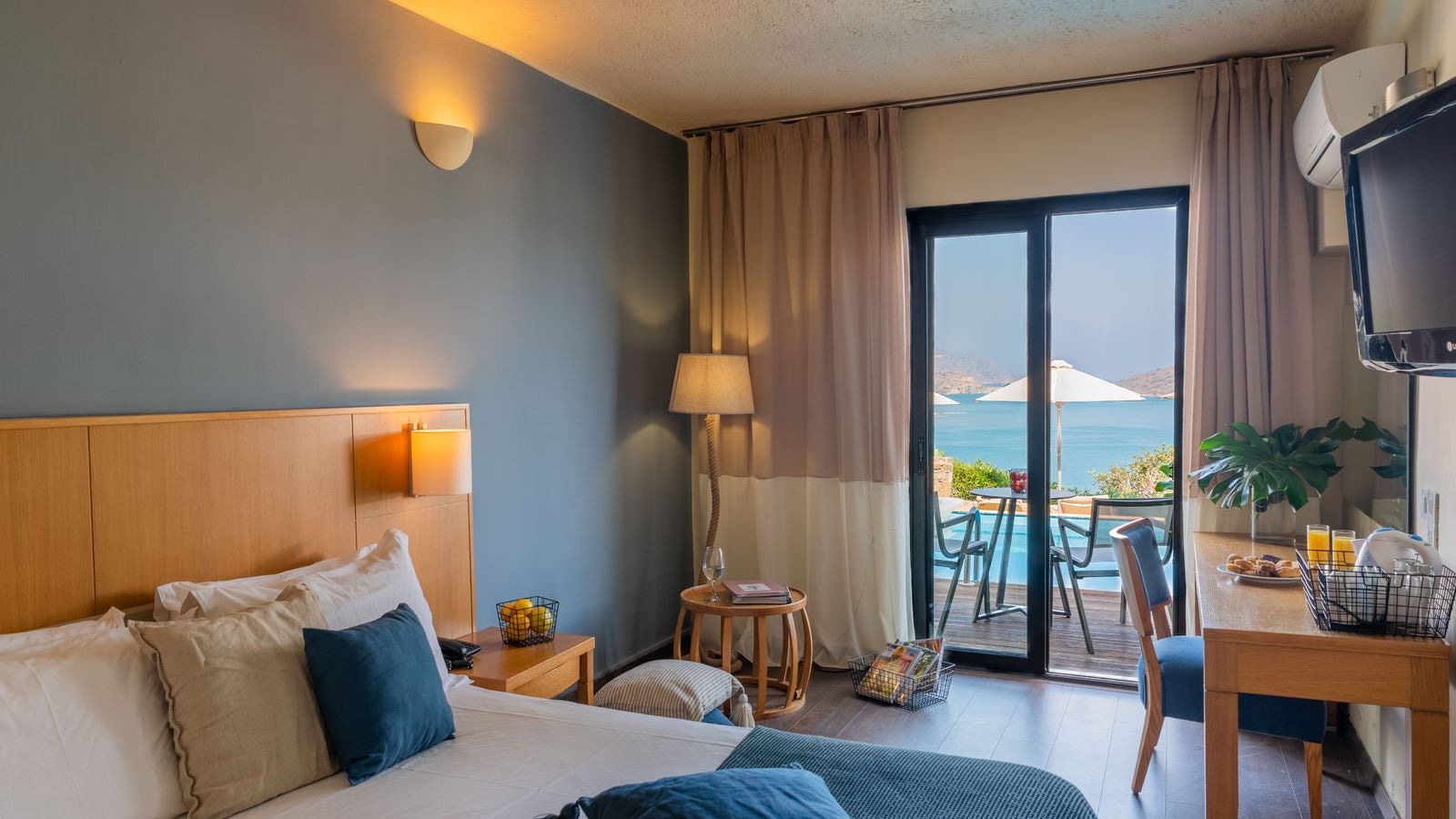 rooms-bungalow-sharing-pool-sea-view