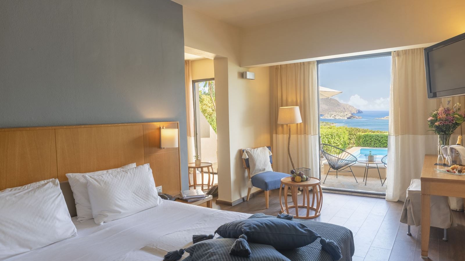 rooms-junior-suite-private-pool-sea-view