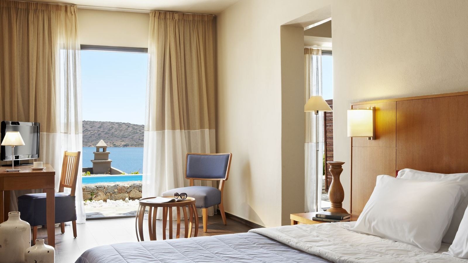 rooms-junior-suite-private-pool-sea-view