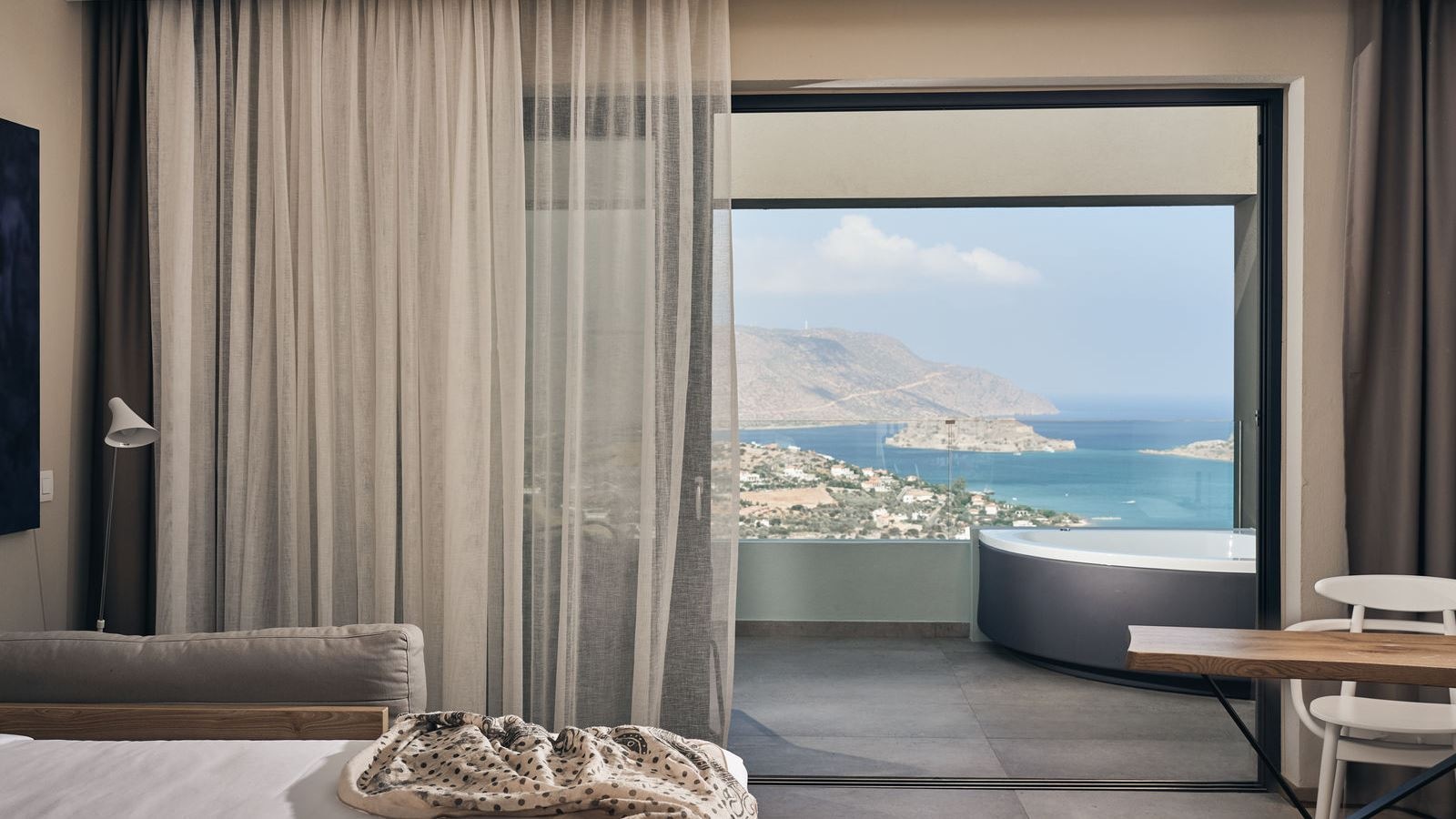 rooms-premium-suite-outdoor-jacuzzi-sea-view