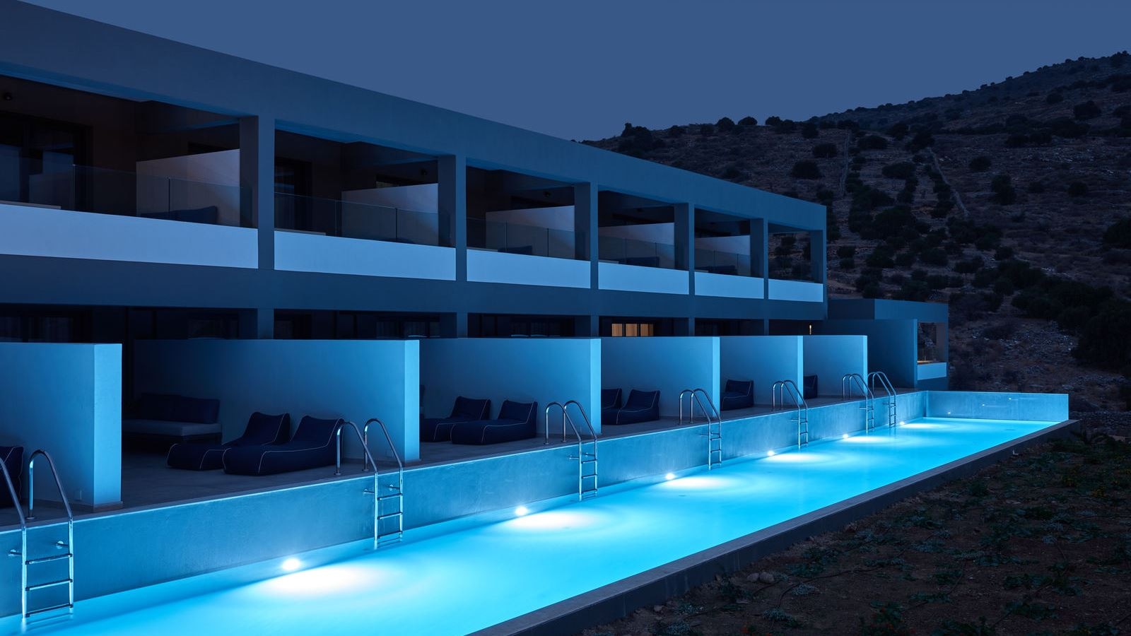 rooms-premium-suite-sharing-pool-sea-view