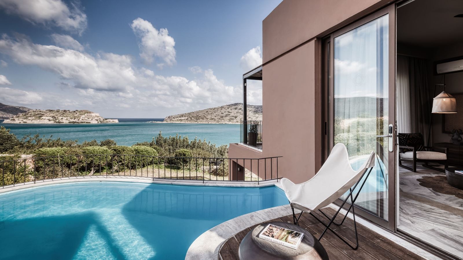 rooms-premium-1-bdr-suite-sv-with-private-pool