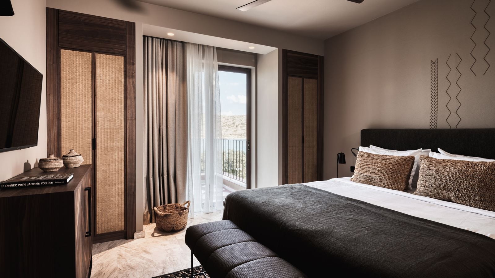 rooms-family-suite-sv-with-outdoor-jacuzzi