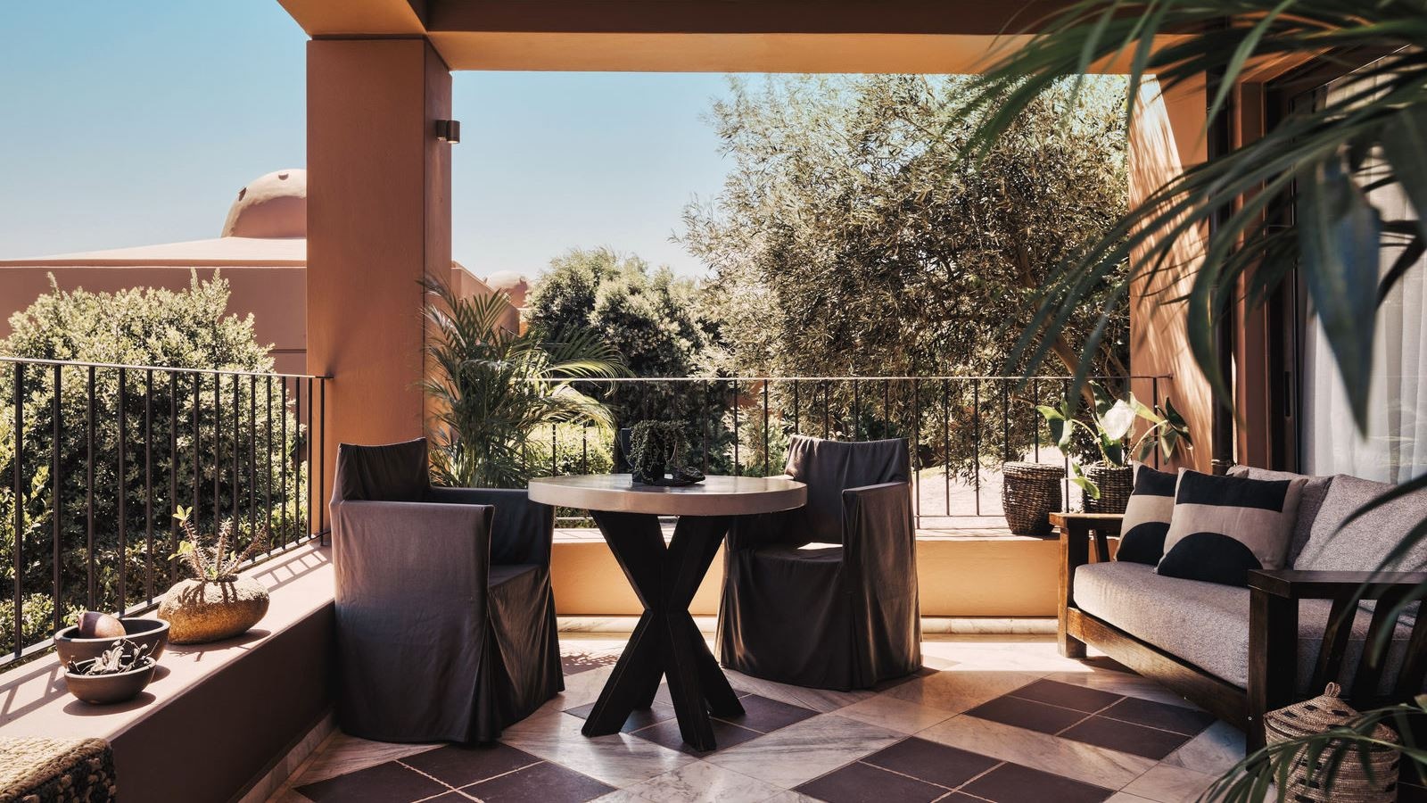 rooms-family-suite-gv-with-outdoor-jacuzzi