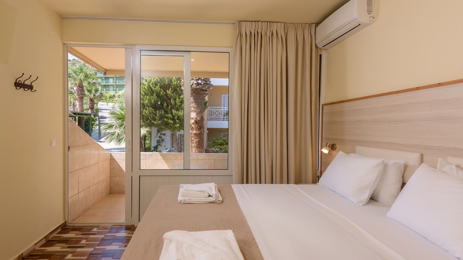 rooms-double-garden-view