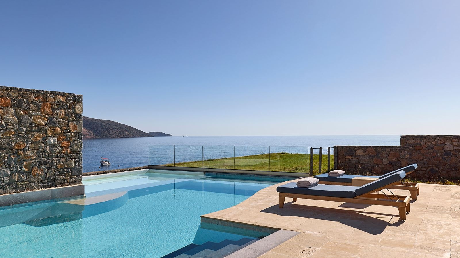 rooms-club-suite-1bdrm-private-pool-seafront-view