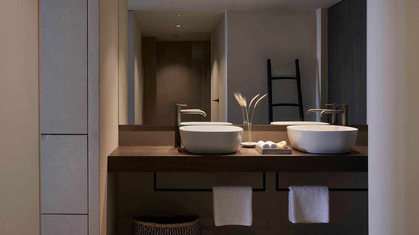 rooms-1-bedroom-island-suite-sea-view