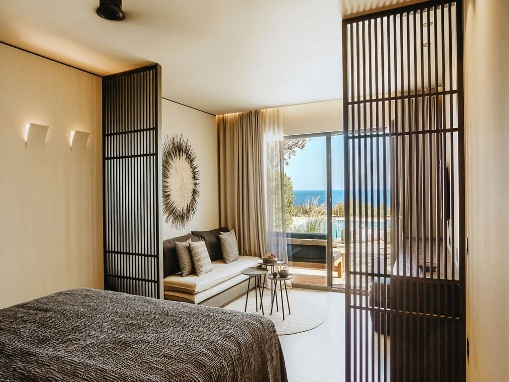 rooms-infinity-blue-junior-suite-sharing-pool