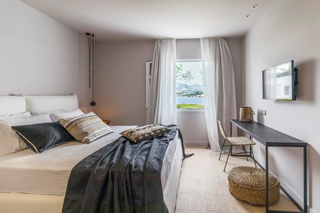 rooms-2-bedroom-seafront-villa-private-pool