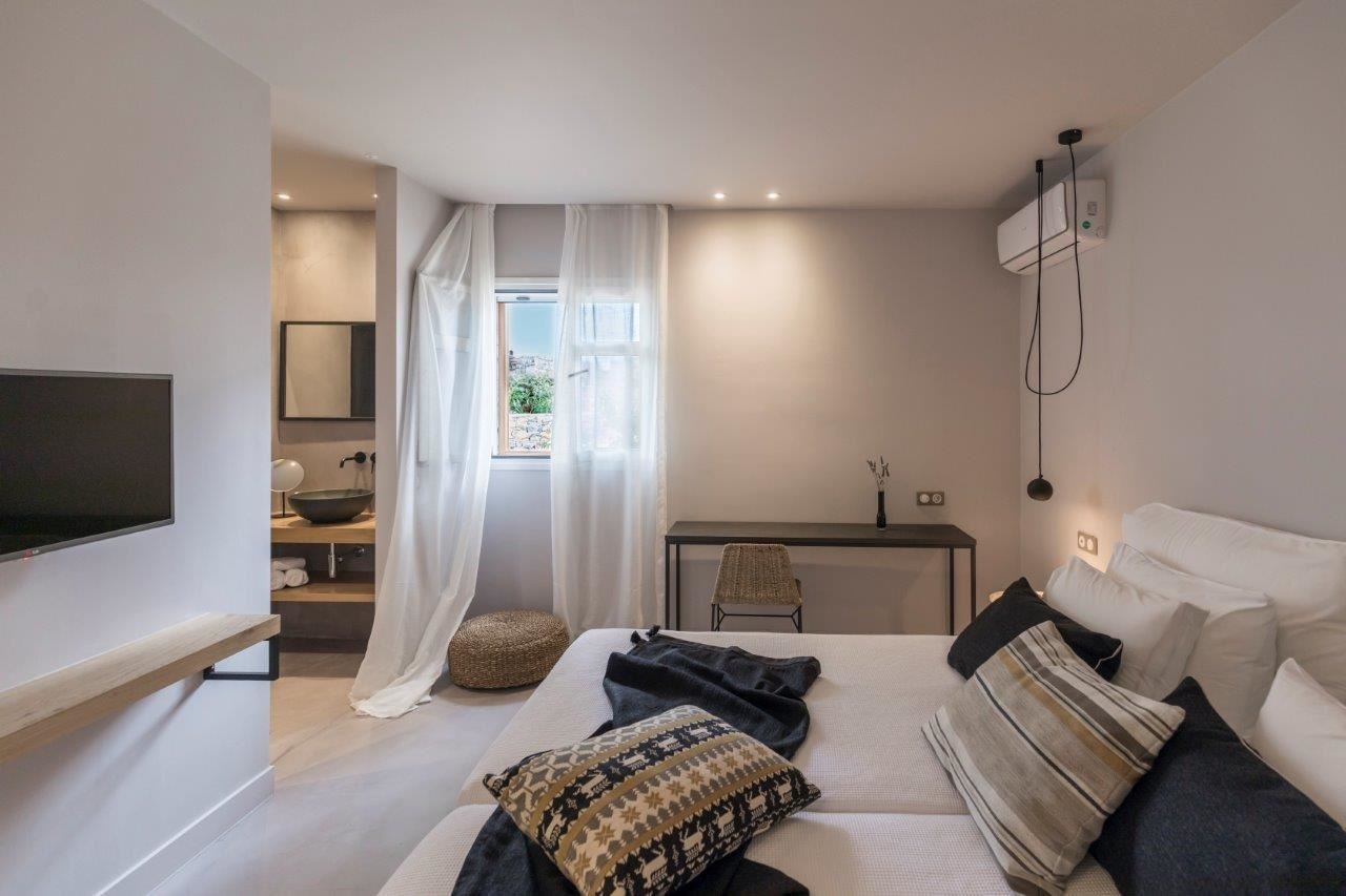 rooms-3-bedroom-waterfront-villa-private-pool