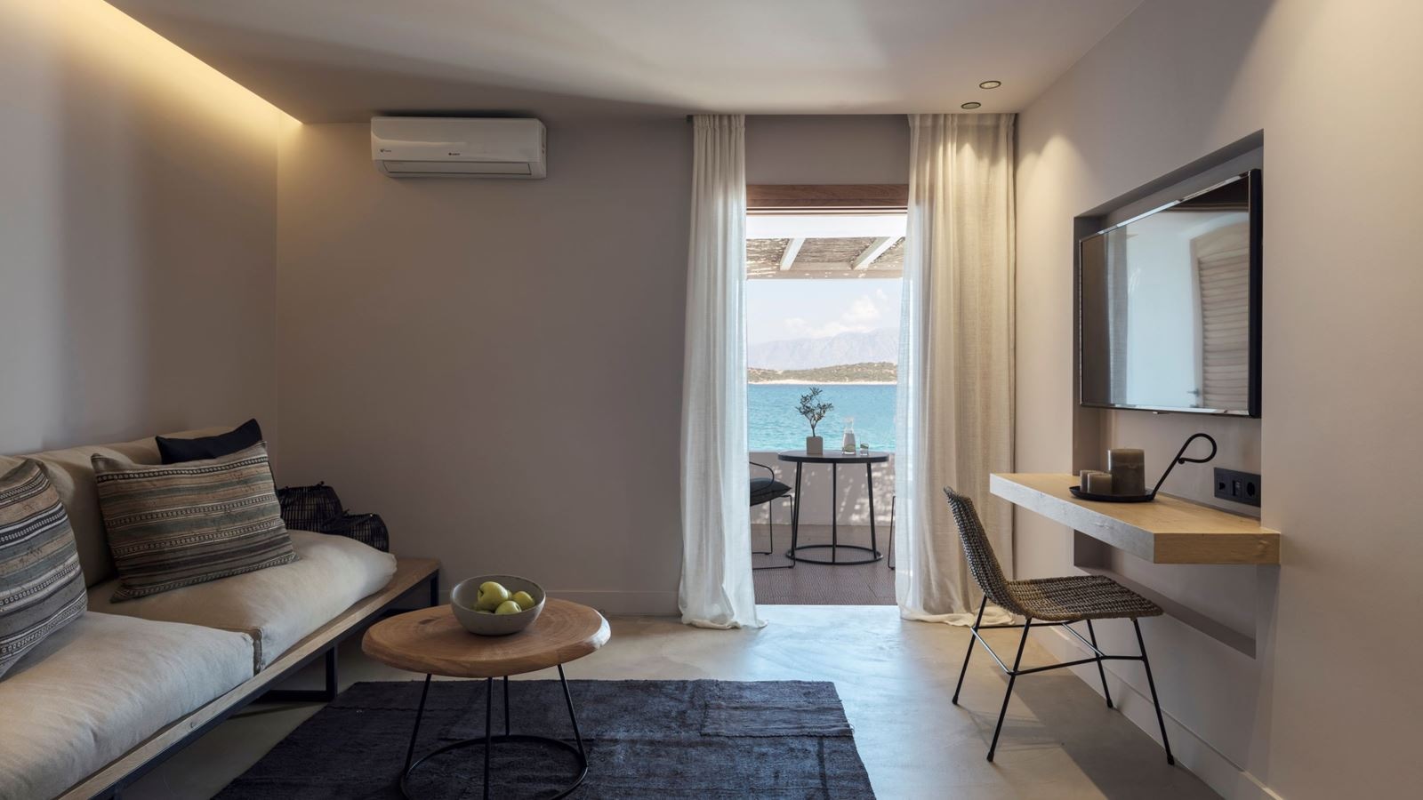 rooms-superior-bungalow-waterfront-with-reserved-sunbeds