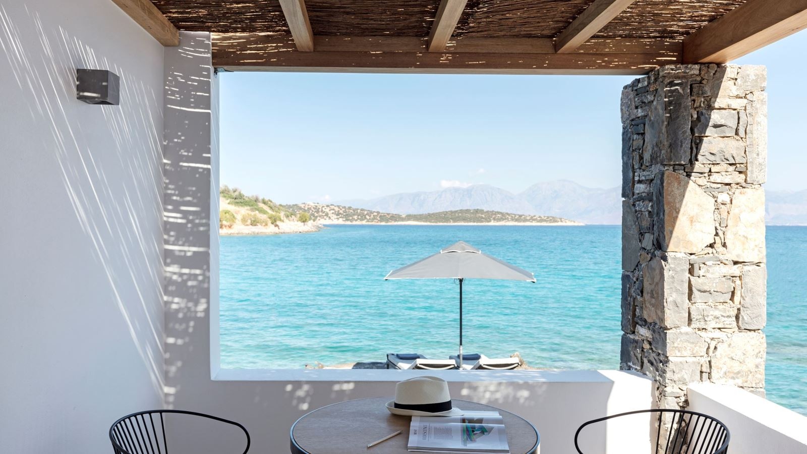 rooms-superior-bungalow-waterfront-with-reserved-sunbeds