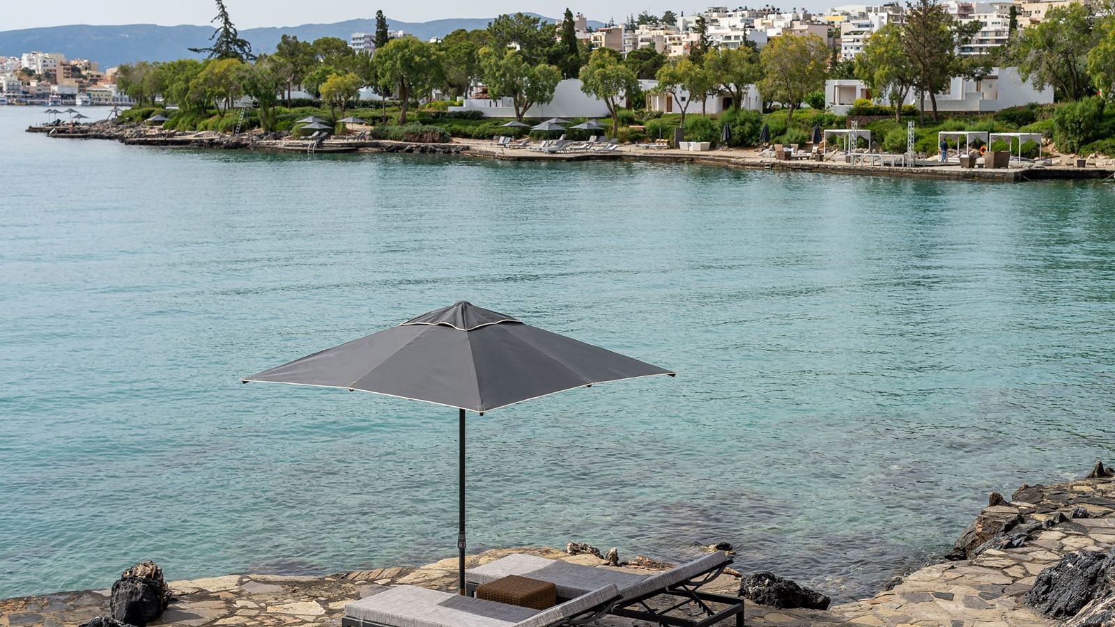 rooms-superior-bungalow-waterfront-with-reserved-sunbeds