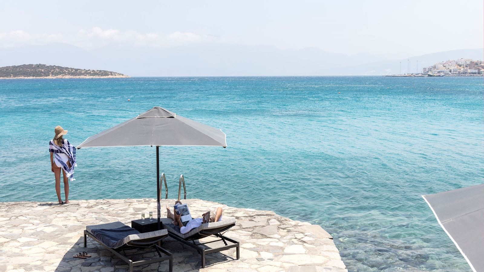 rooms-superior-bungalow-waterfront-with-reserved-sunbeds-single-use