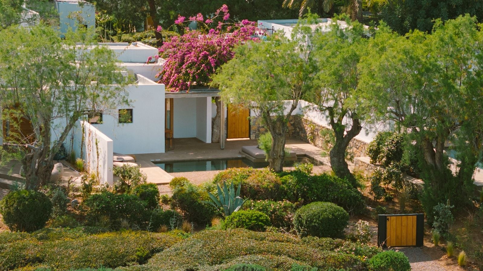 rooms-superior-bungalow-seafront-with-private-pool