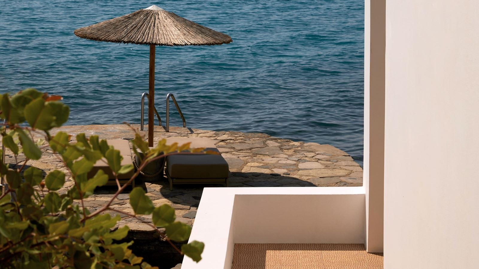 rooms-bungalow-waterfront-with-reserved-sunbeds