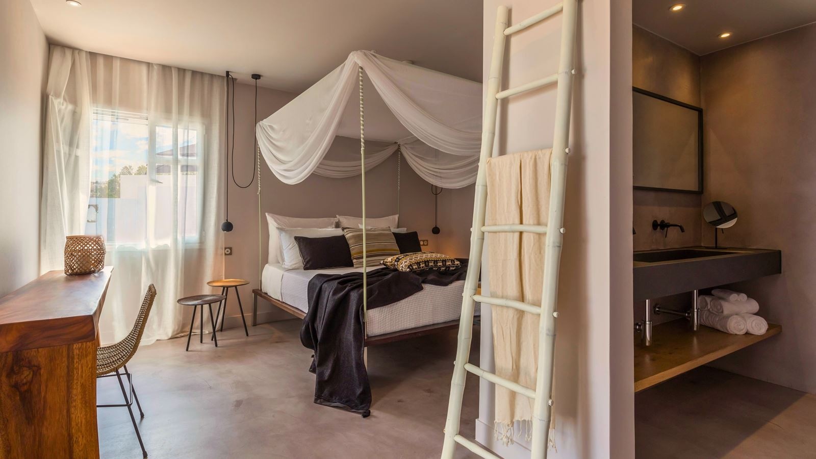 rooms-3-bedroom-waterfront-villa-private-pool