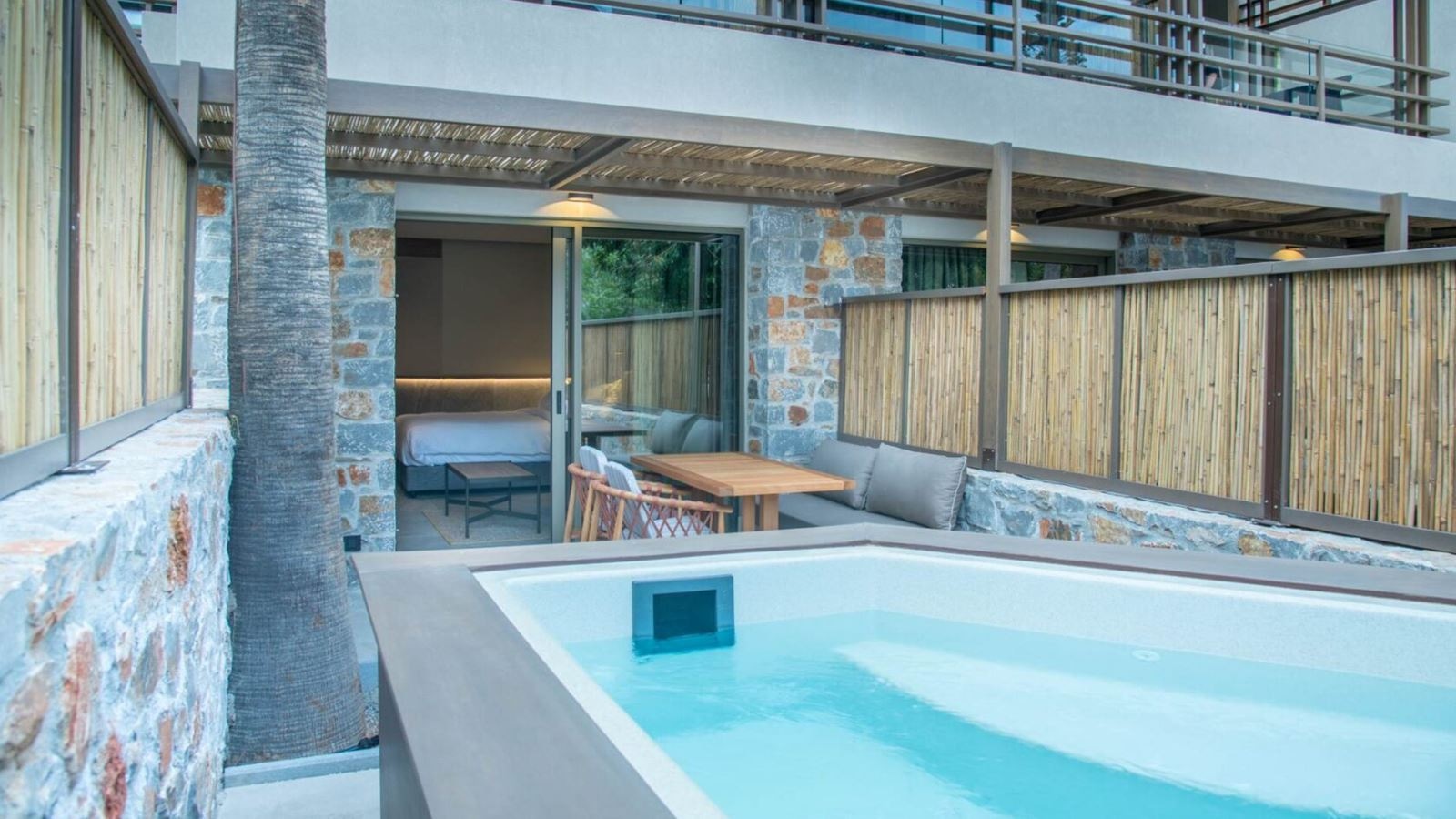 rooms-classic-double-gardenview-outdoor-jacuzzi