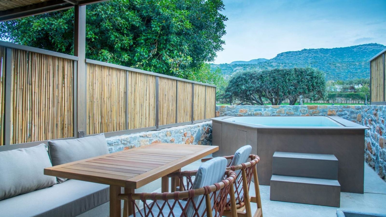 rooms-classic-double-gardenview-outdoor-jacuzzi