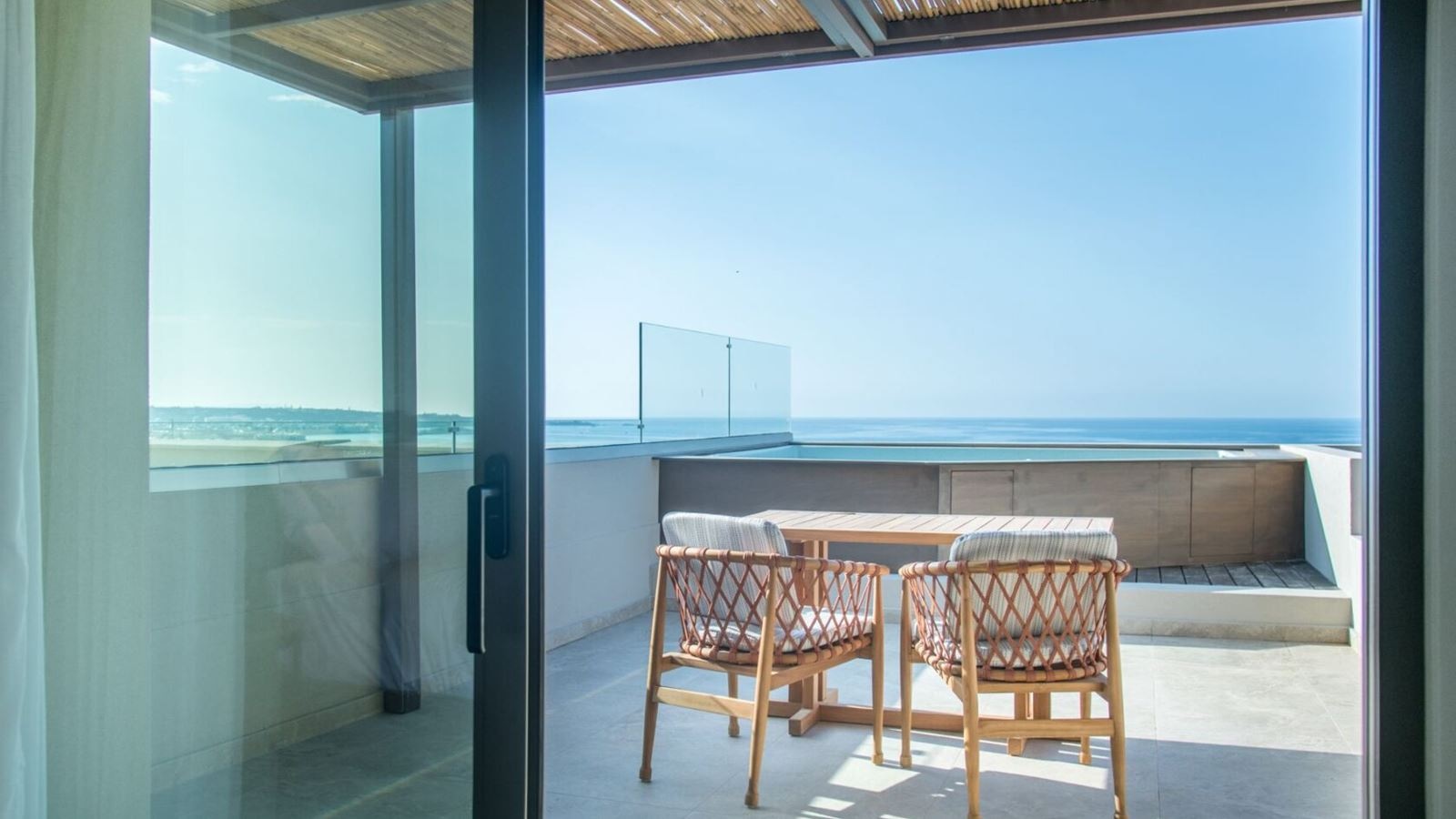 rooms-classic-double-seaview-outdoor-jacuzzi